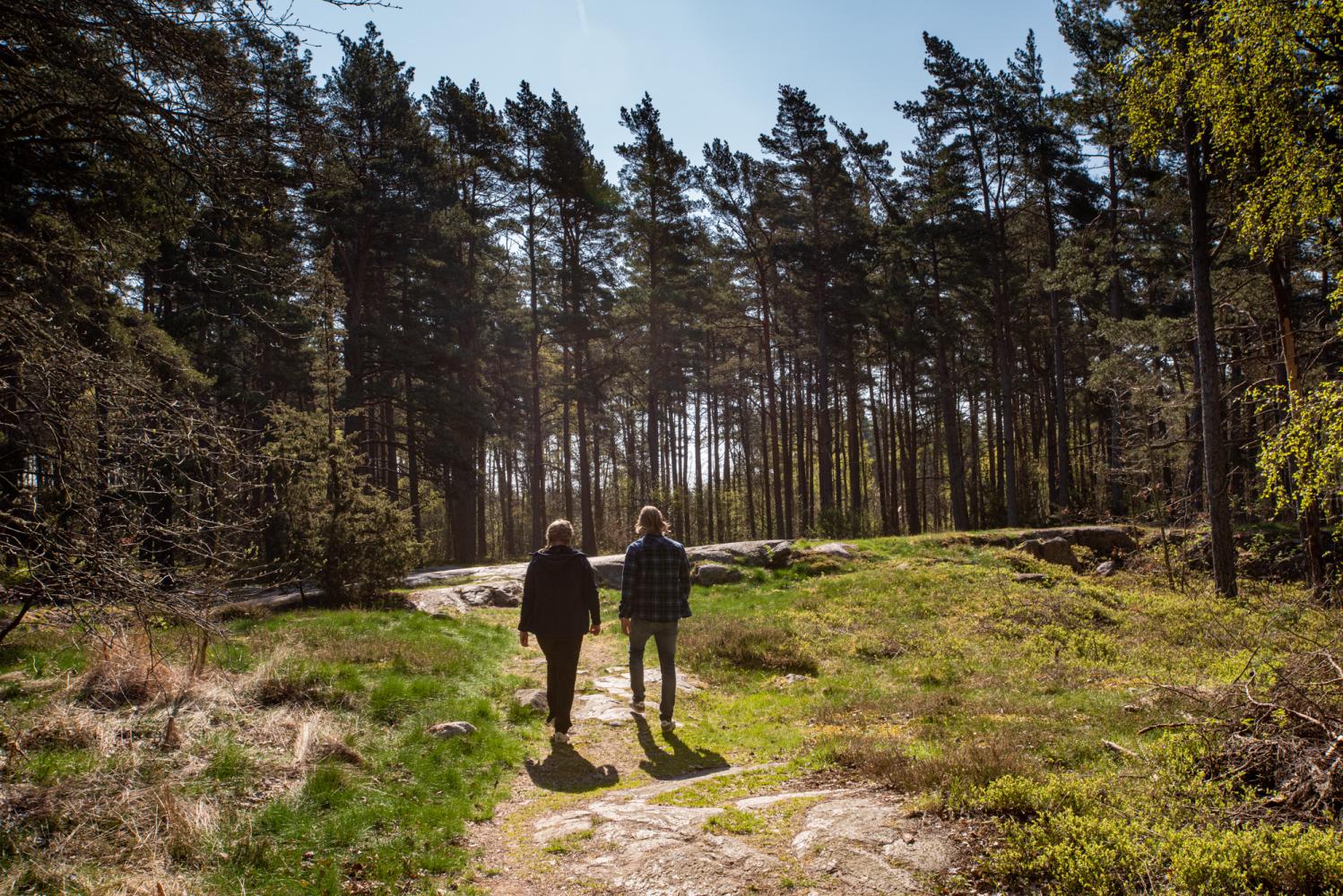 Två personer i skogen