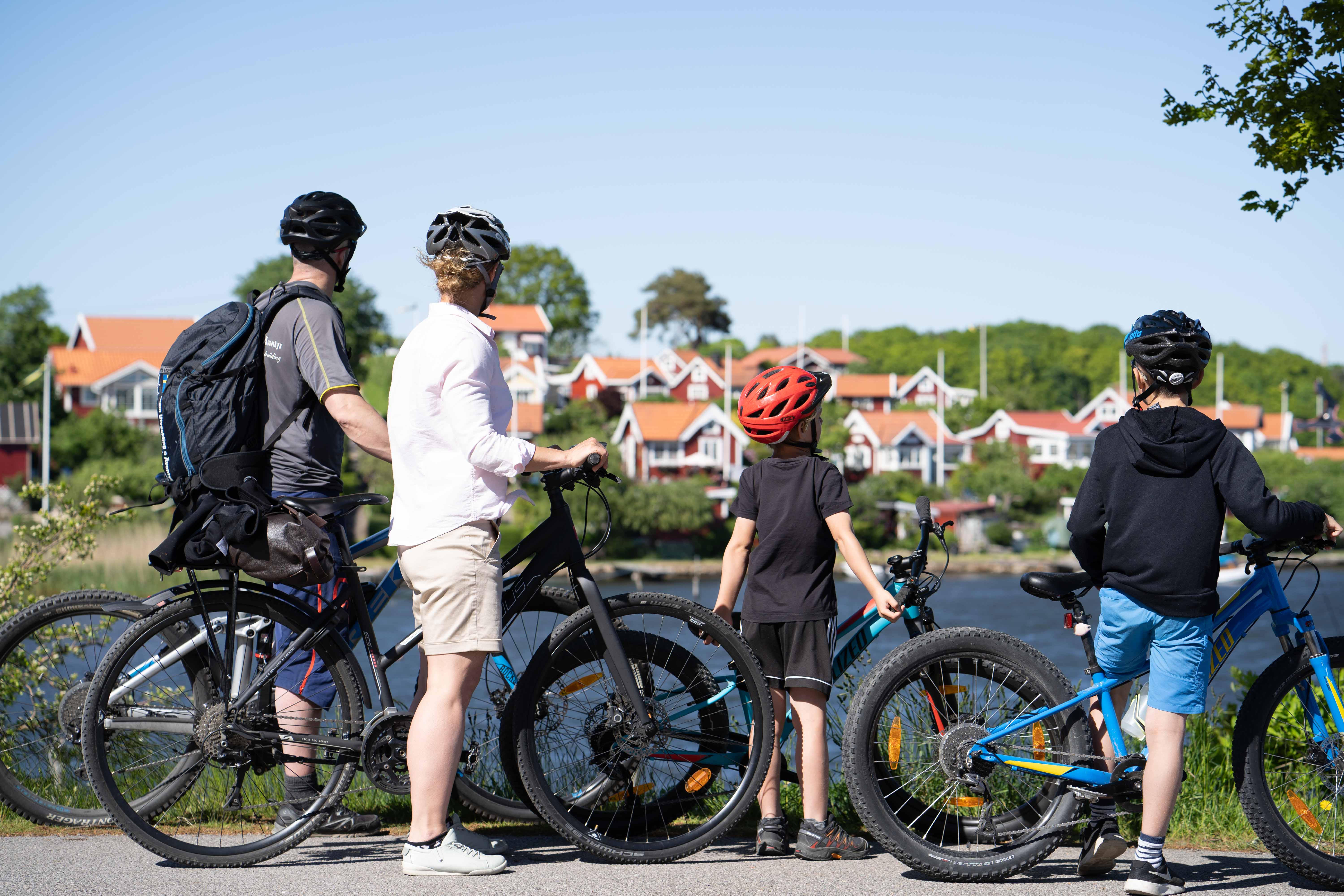 Familj på cyklar