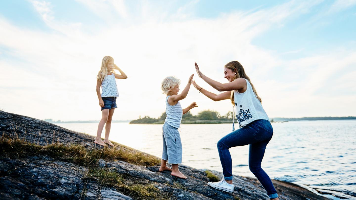 Barn på klippor i Karlskrona skärgård
