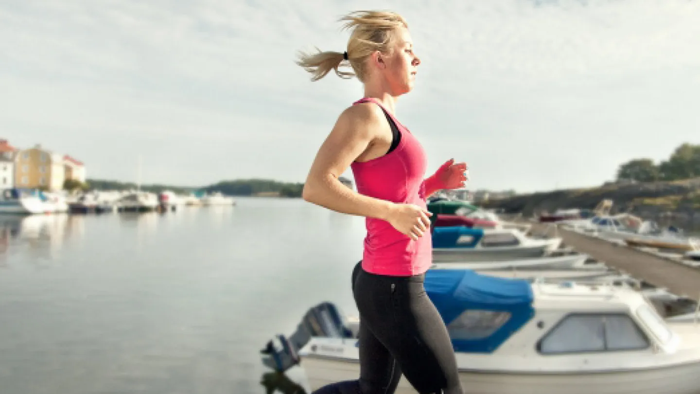 Kvinna som joggar längs Borgmästarefjärden