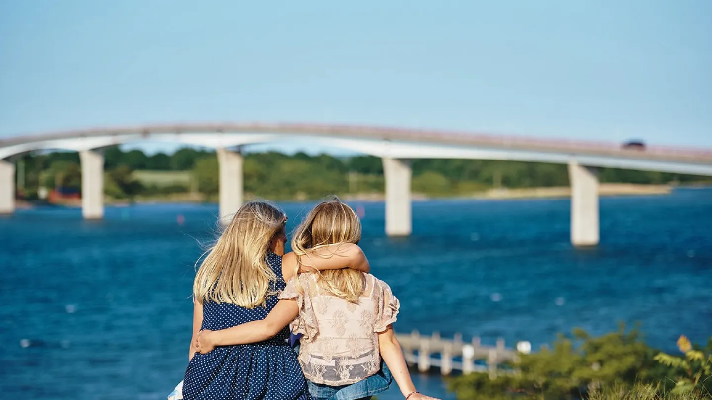 två flickor med utsikt över skärgården