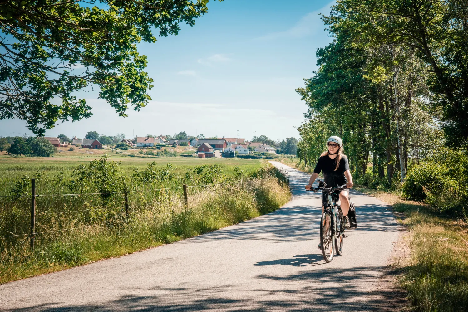 Tjej som är på cykeltur på Ytterön Karlskrona skärgård.