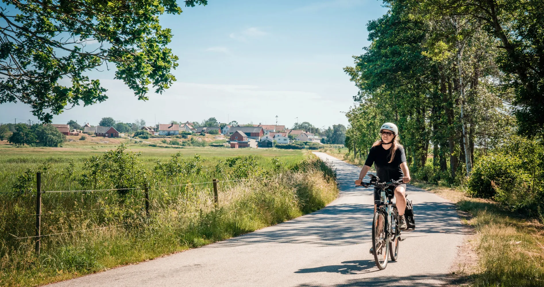 Kvinna cyklar på landsväg