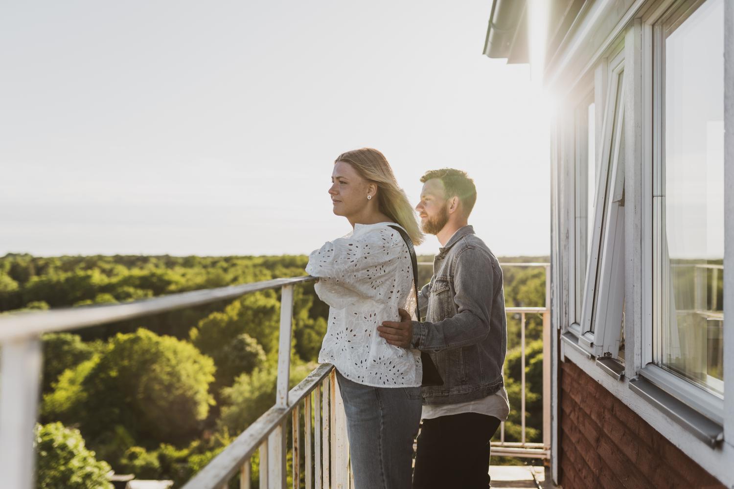 Ett ungt par som tittar ut ifrån högsta våningen på Aspö Lotstorn