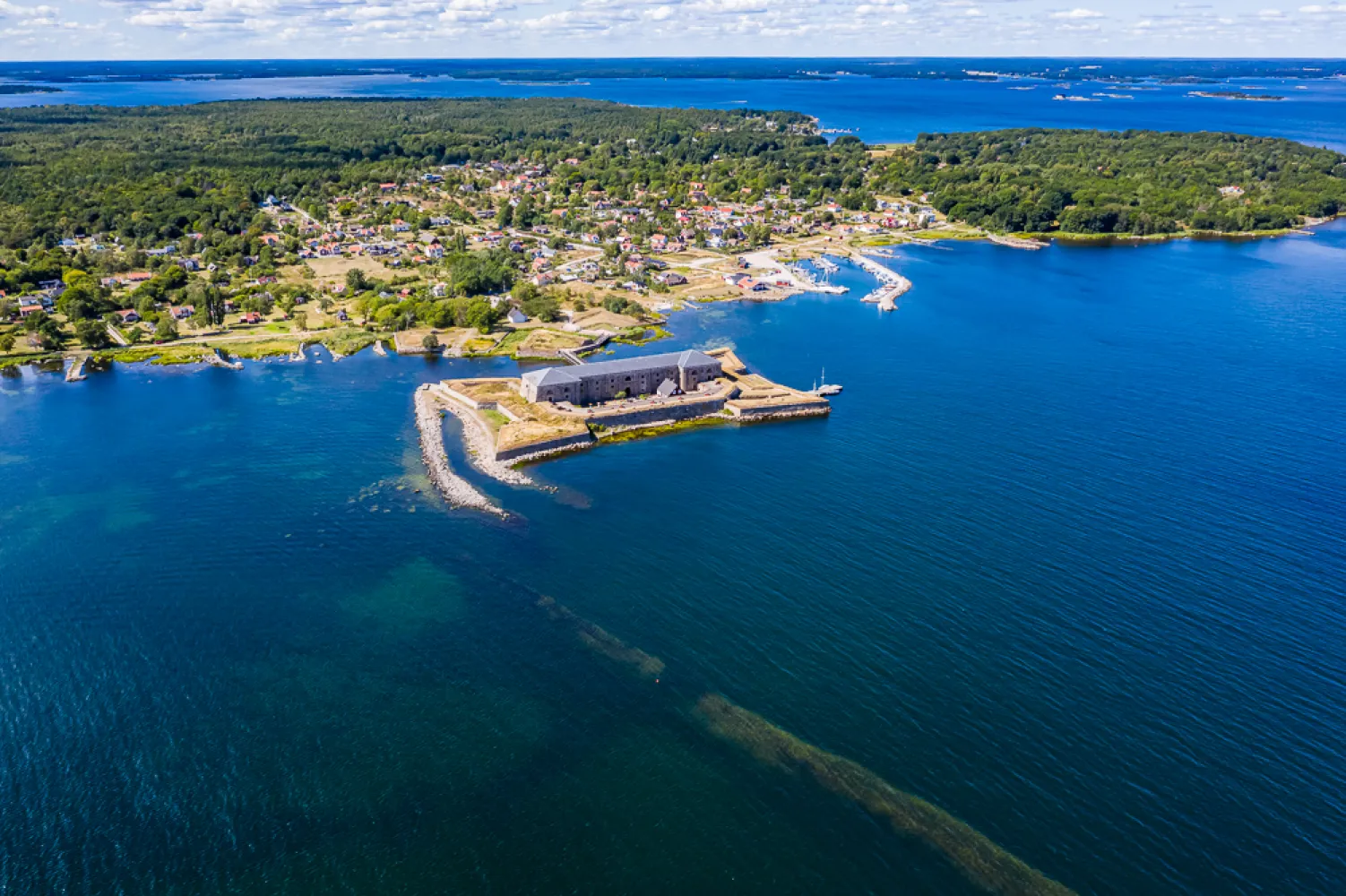Flygbild över Drottningskärs kastell samt ön Aspö