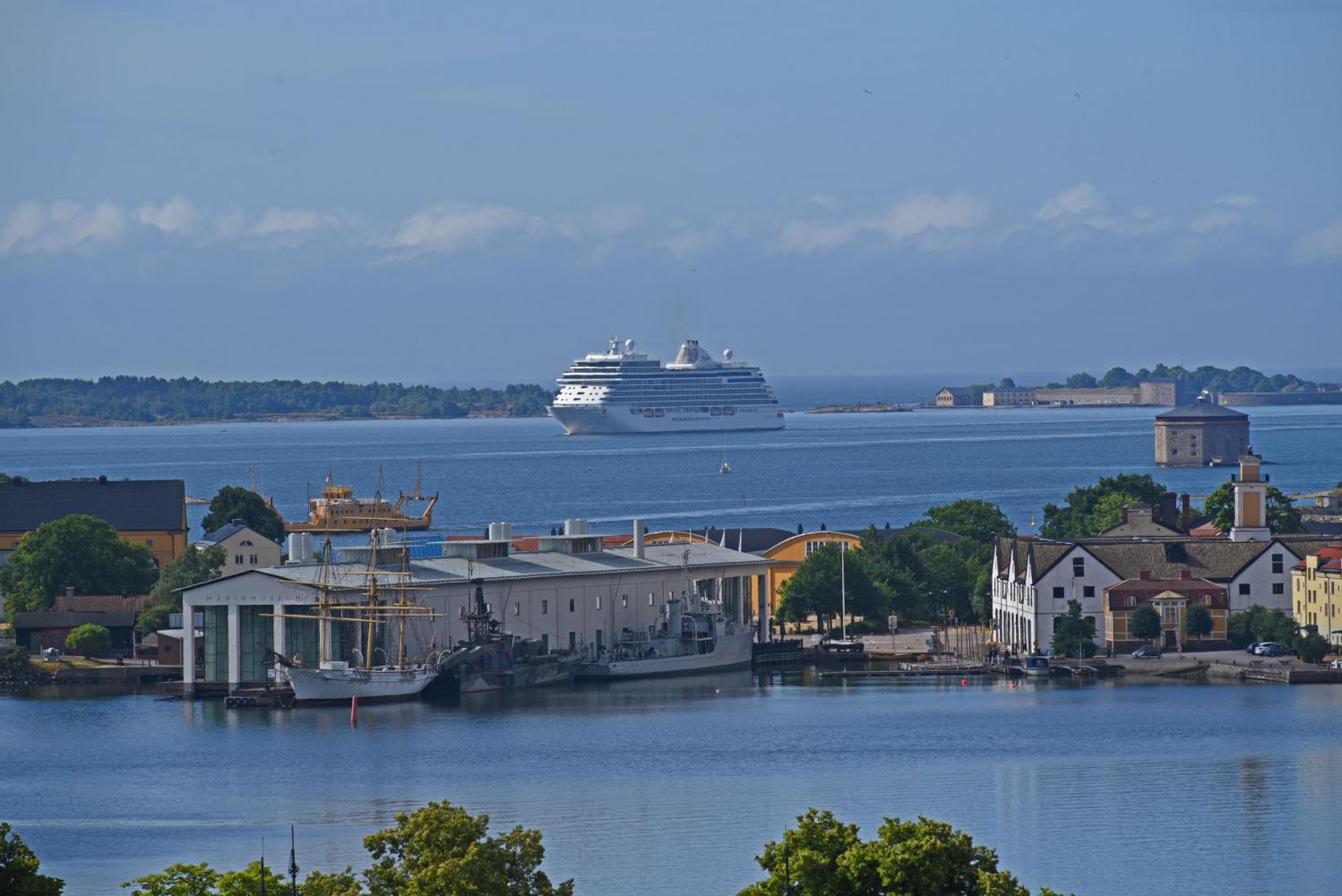 Bild över Karlskrona stad och kryssningsfartyg