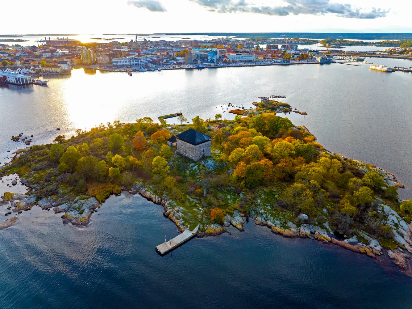 Höstbild över Mjölnareholmen och Karlskrona i bakgrunden.