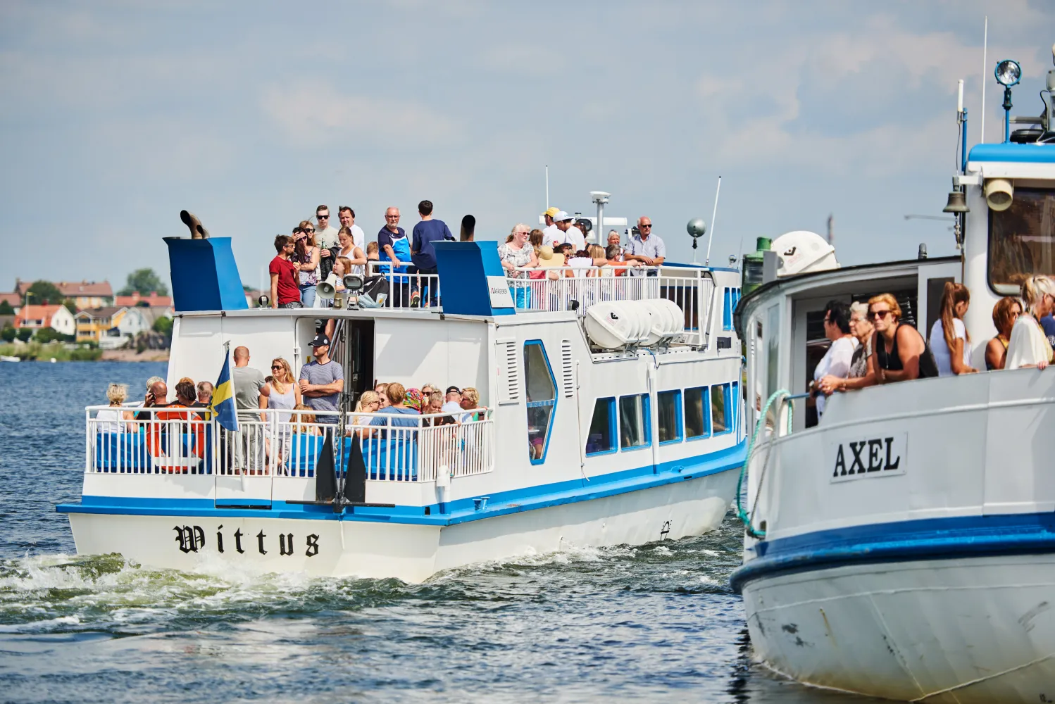 Skärgårdsbåtar möts i Karlskrona.