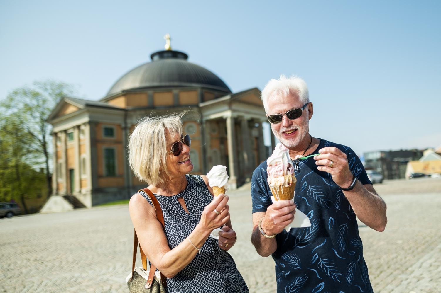 Äldre par äter glass på stortorget