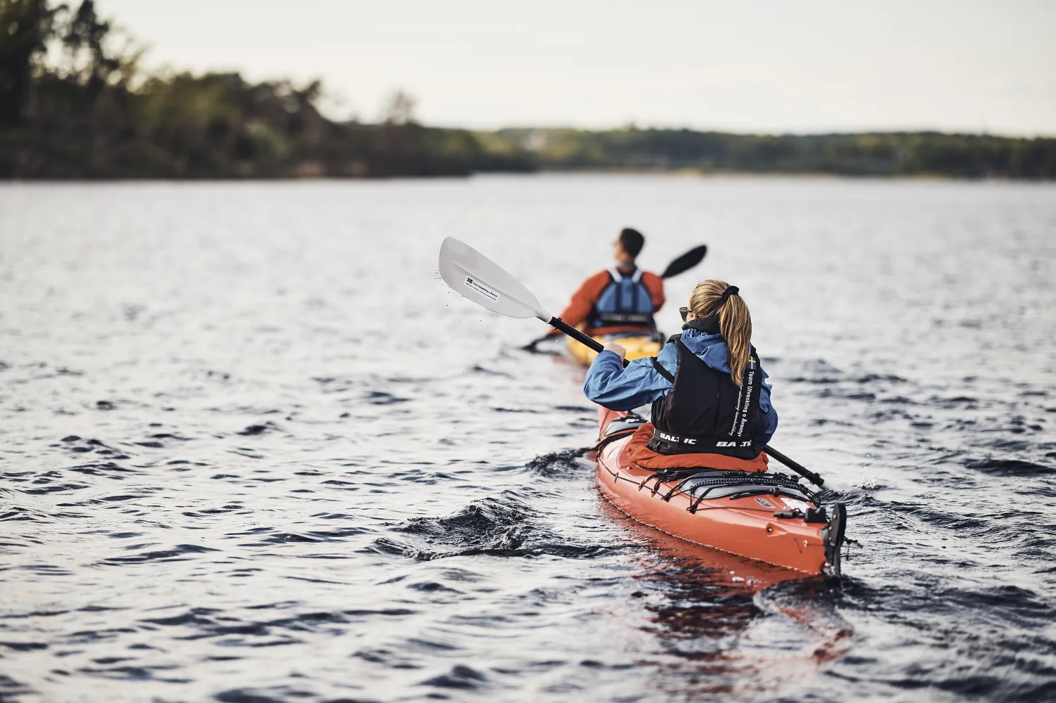 Två kanotister i skärgården