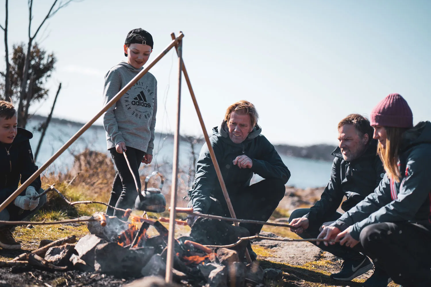 matlagning utomhus runt lägereld