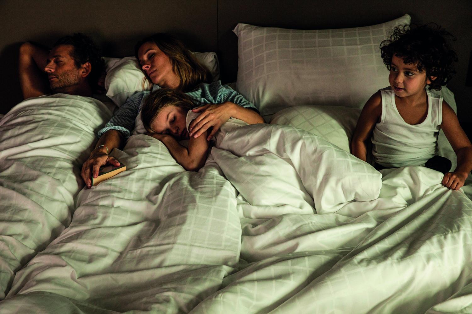 Familj i säng
