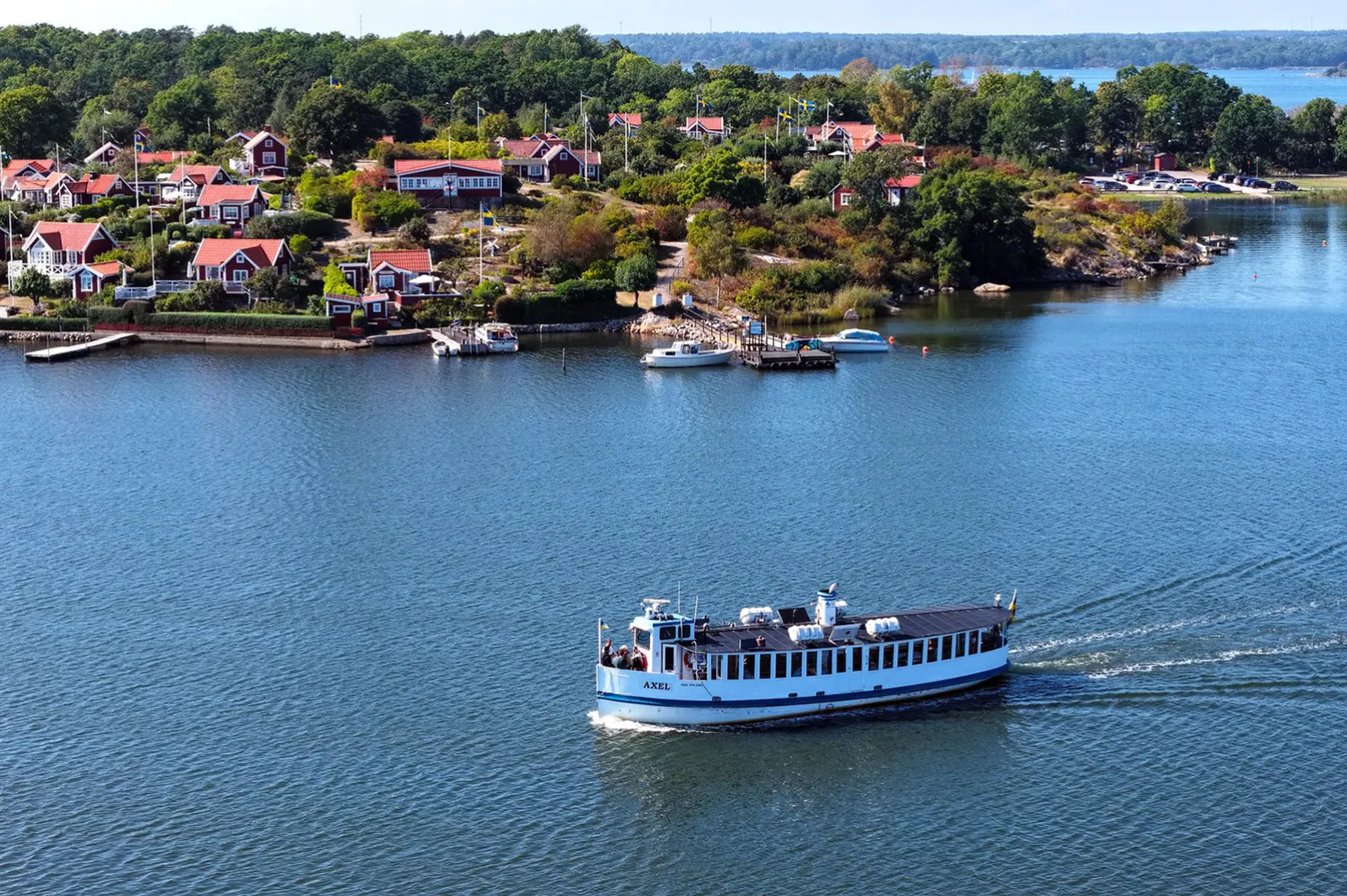 M/S Axel med Brändaholm i bakgrunden