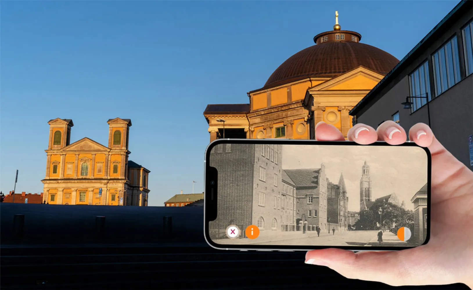 Stortorget och en telefon med appen Be Here Then