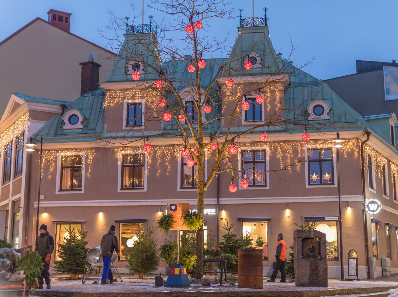 Julbelyst hus i Karlskrona med granförsäljning framför