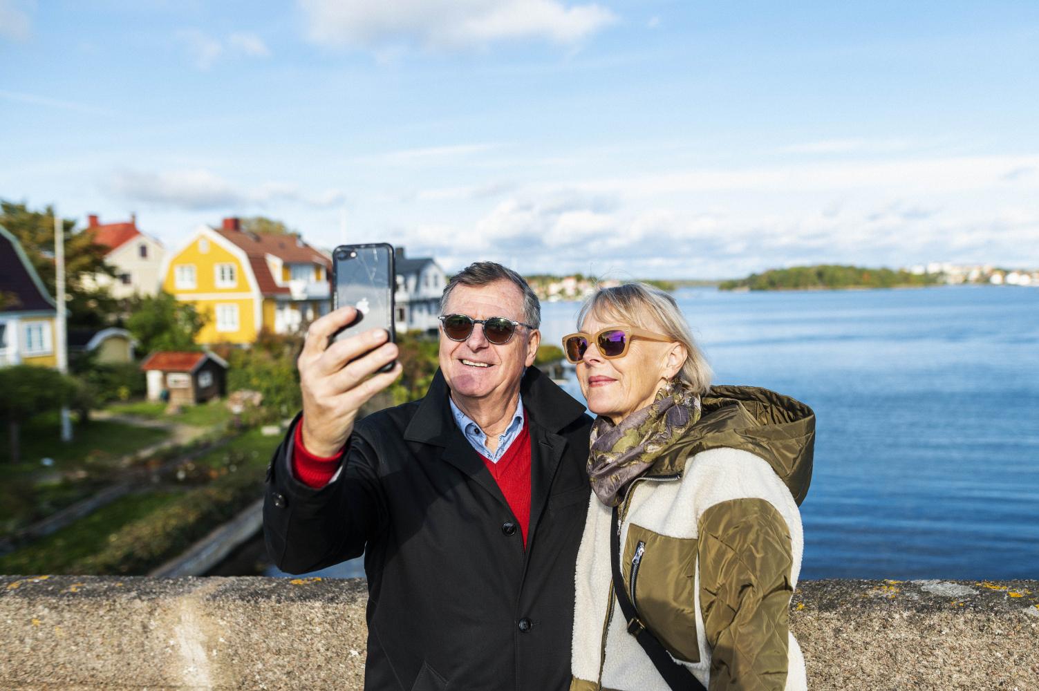 Äldre par tar selfie