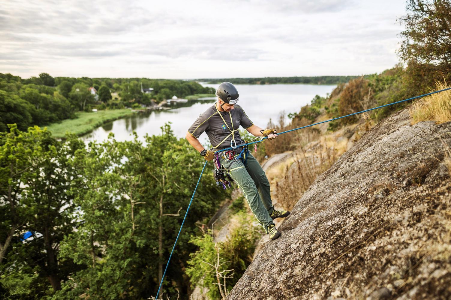 Klättrare börjar klättra med utsikt över Fäjö, Karlskrona skärgård