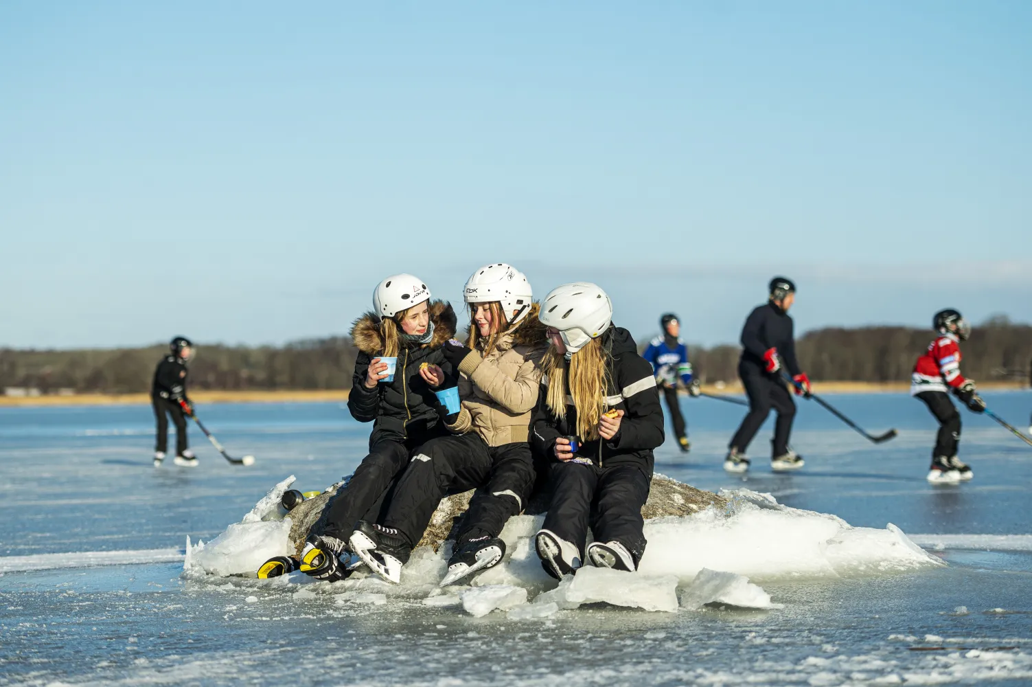 tre skridskoråkare pausar
