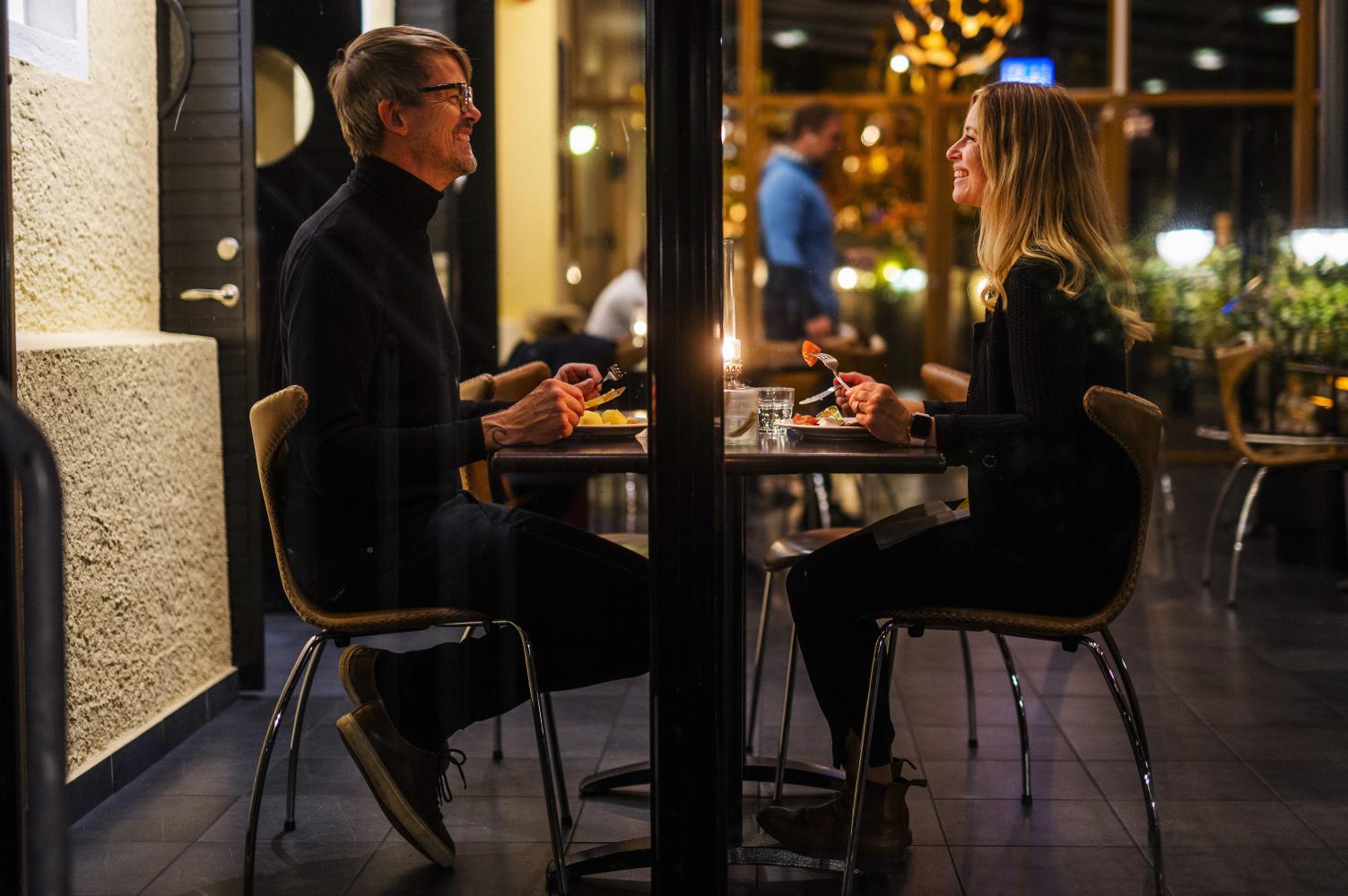 Par äter middag på restaurang i Karlskrona