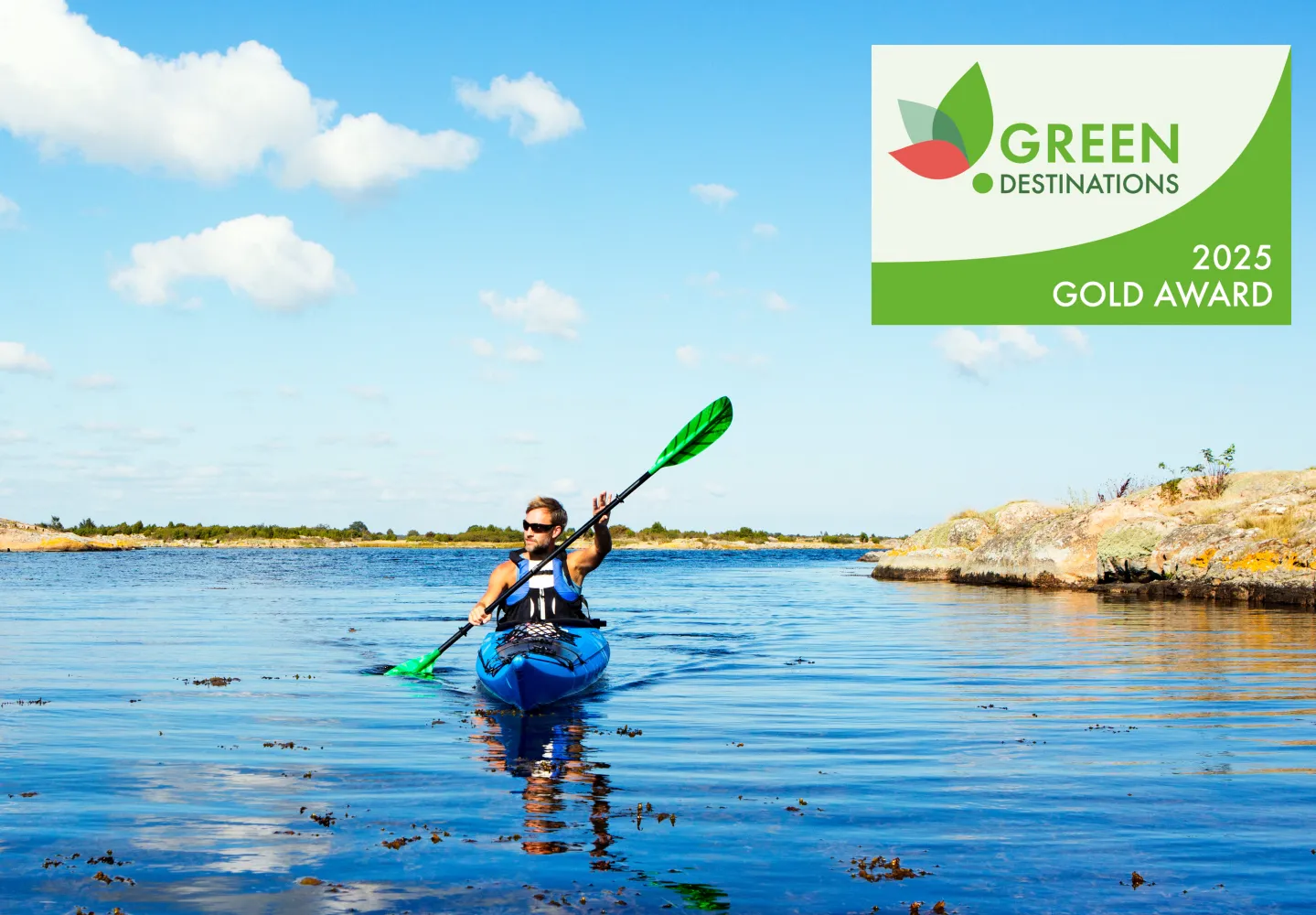 Green Destinations logo med paddlande kajak