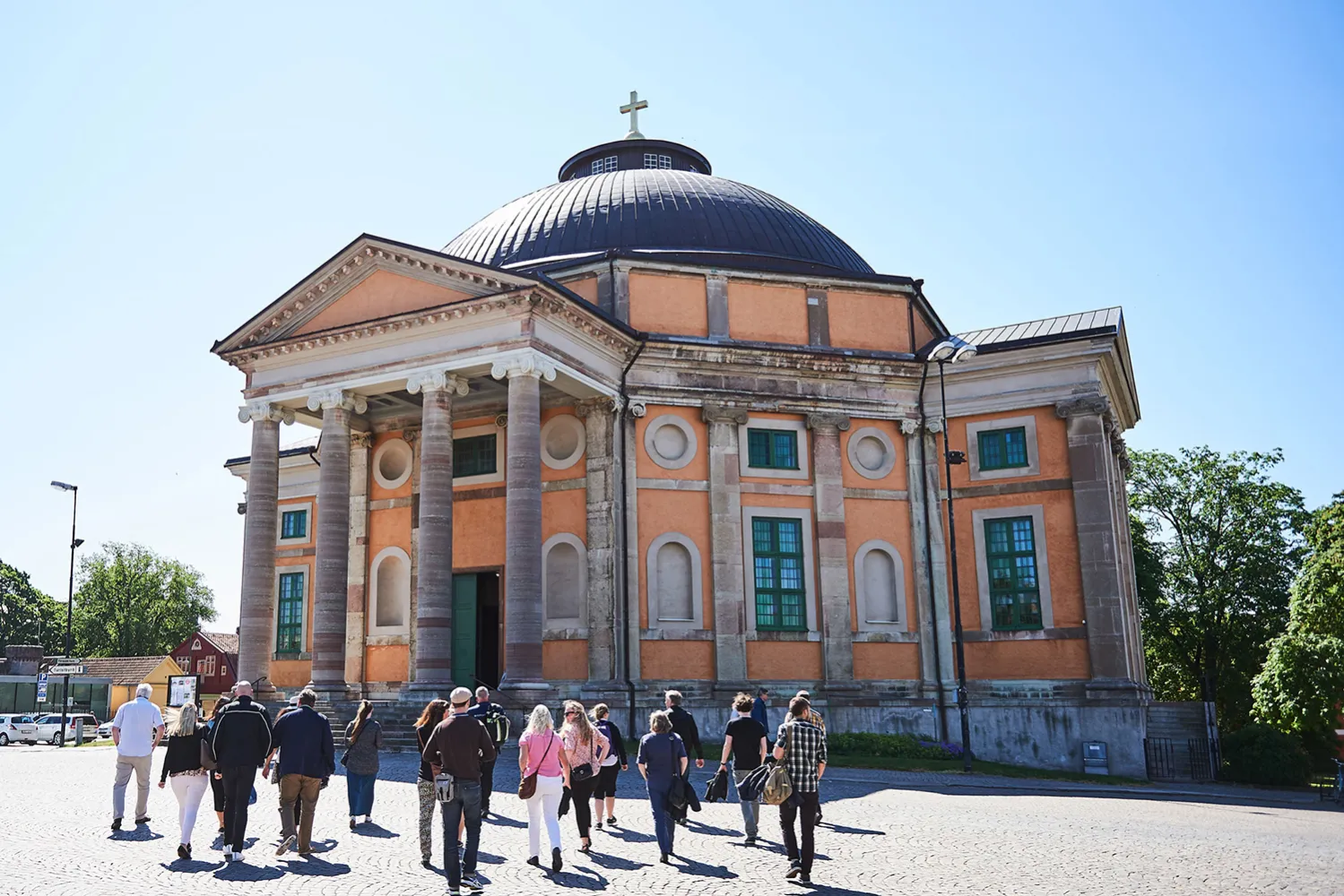 Guidad tur framför Tyska Kyrkan på Stortorget i Karlskrona
