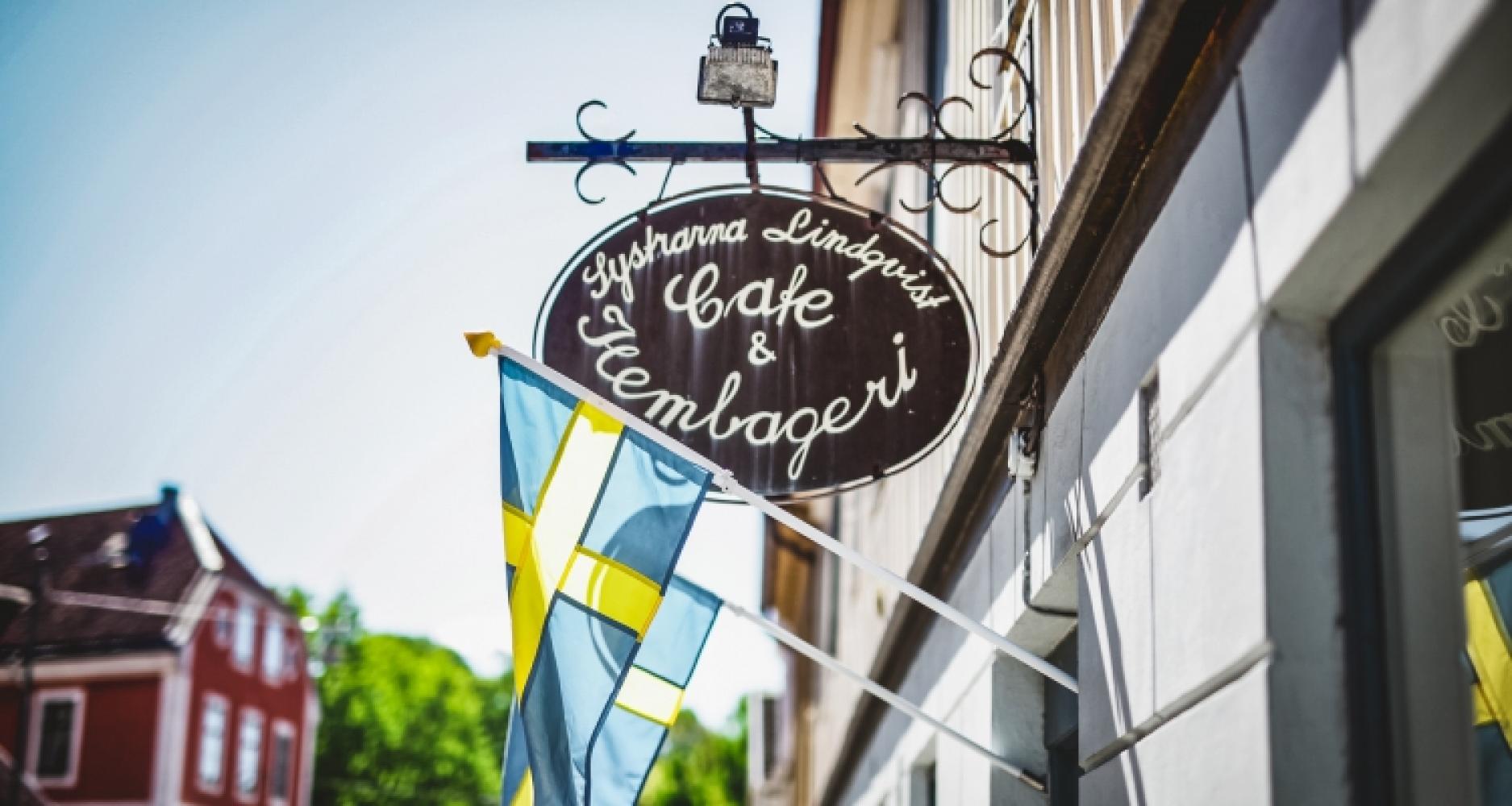 Skylt på Systrarna Lindqvists Café