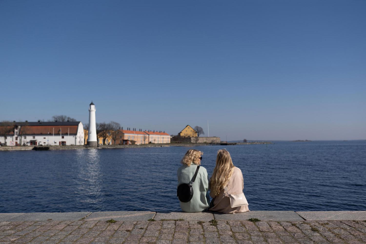 Par sittandes på Kungsbron i Karlskrona