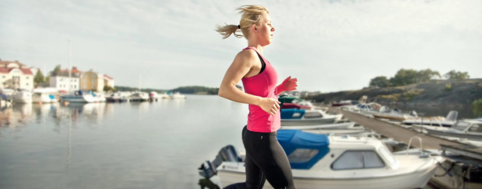 Kvinna som joggar längs Borgmästarefjärden