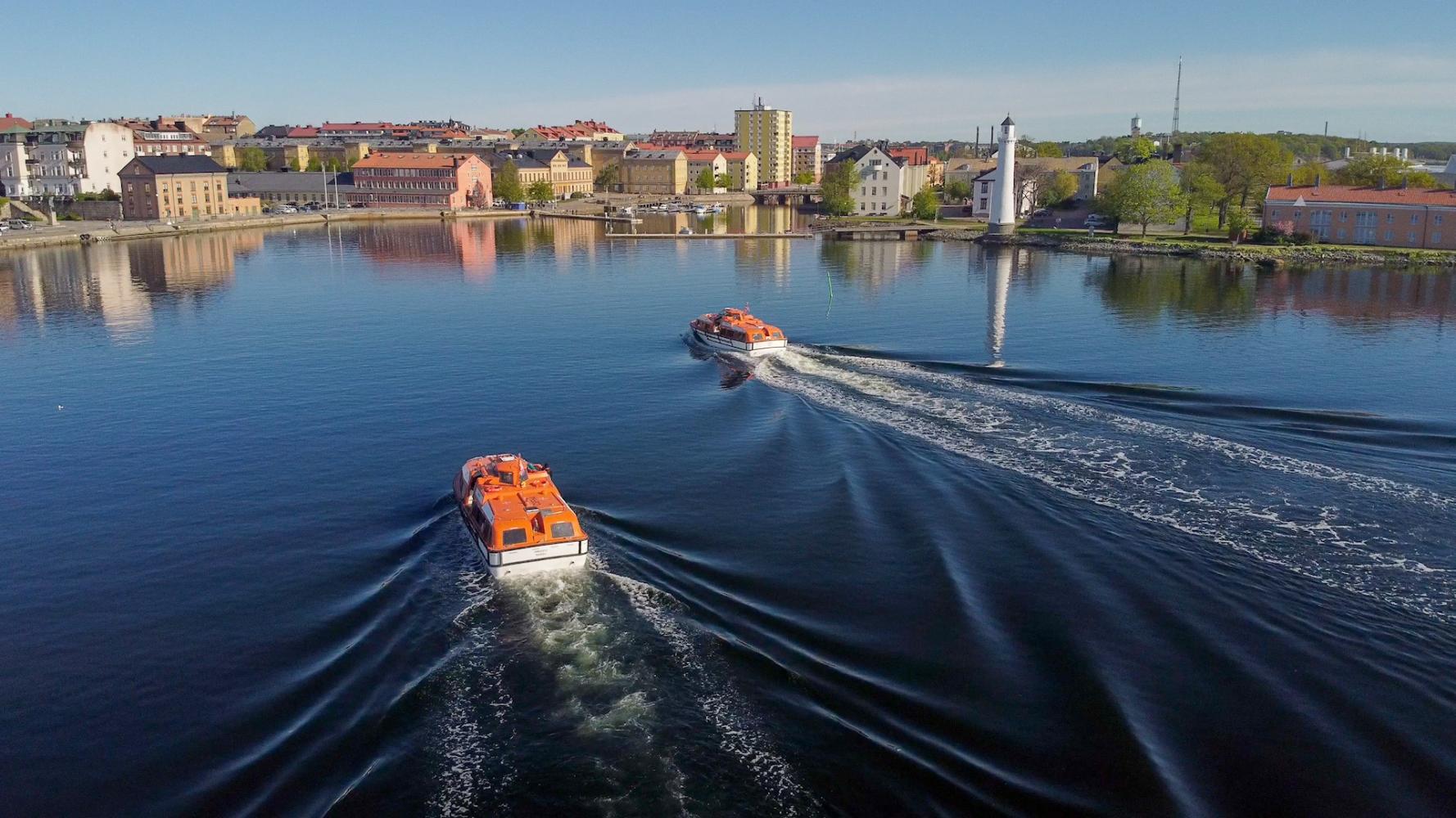 Tender-båtar på väg till tender port i Karlskrona
