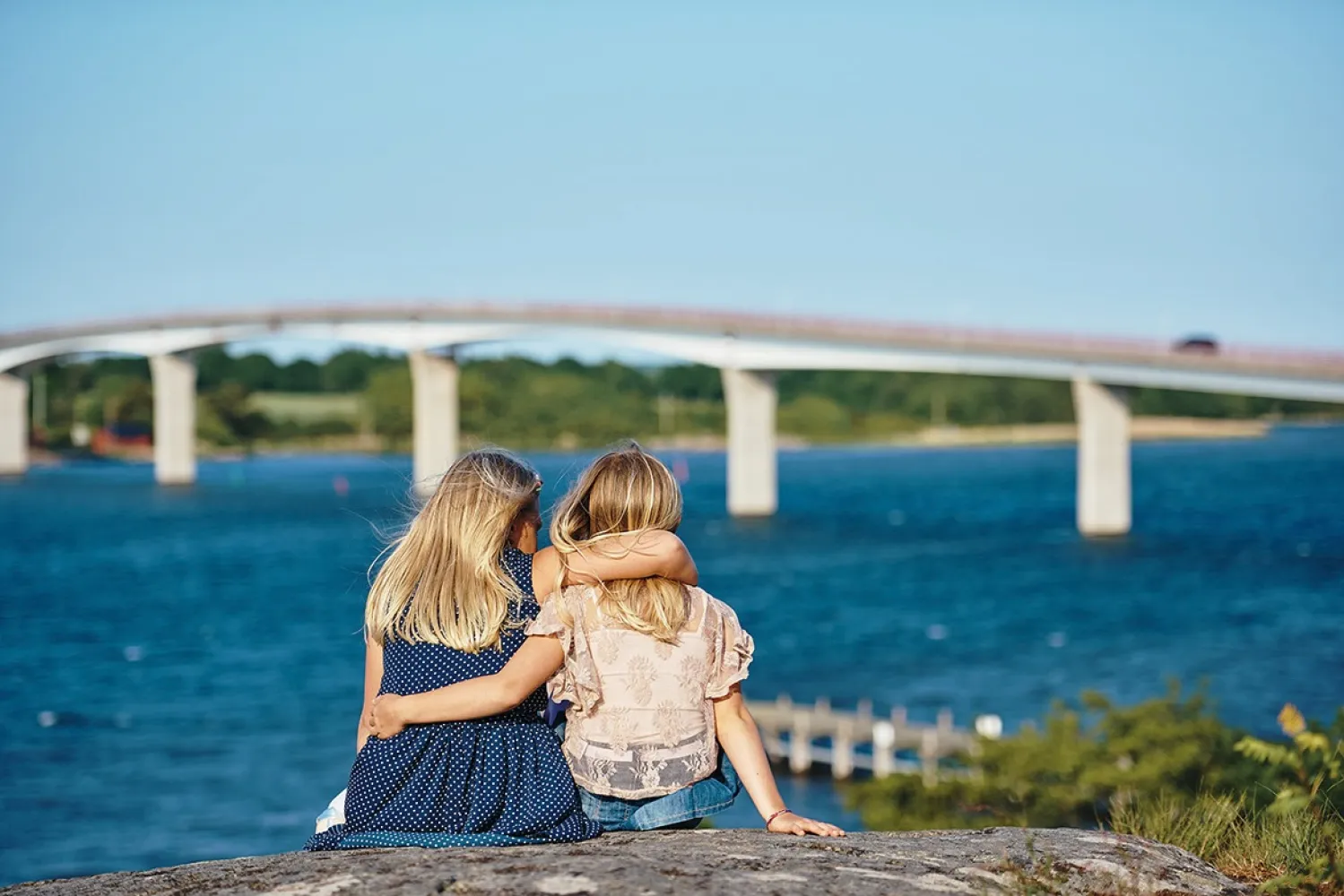 två flickor med utsikt över skärgården