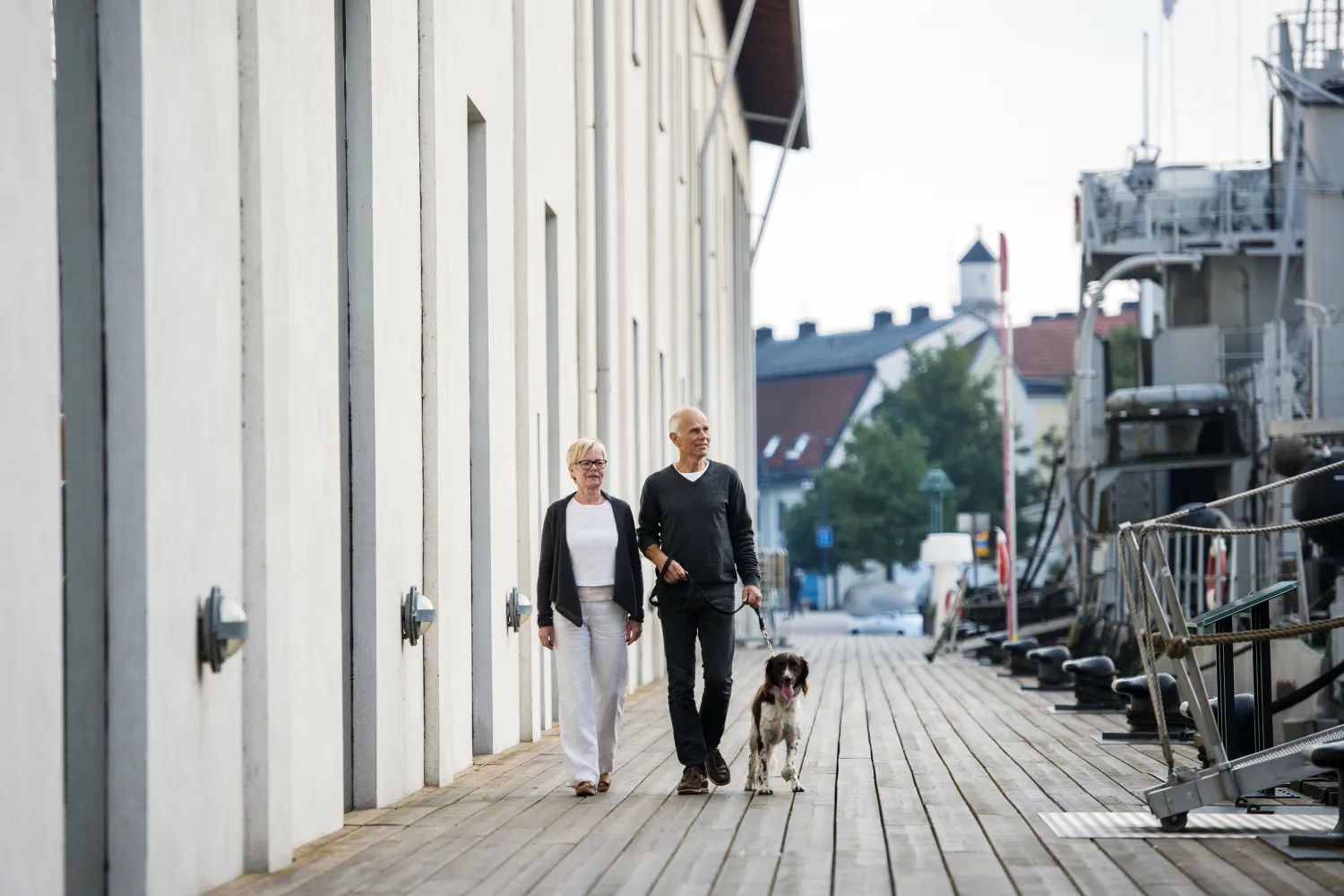 Par på hundpromenad på brygga