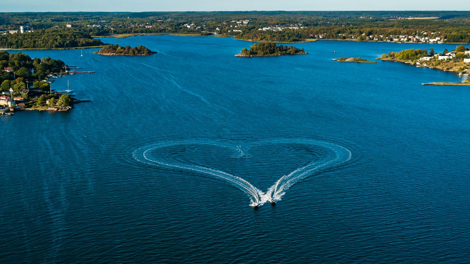 Hjärta i havet från två motorbåtar