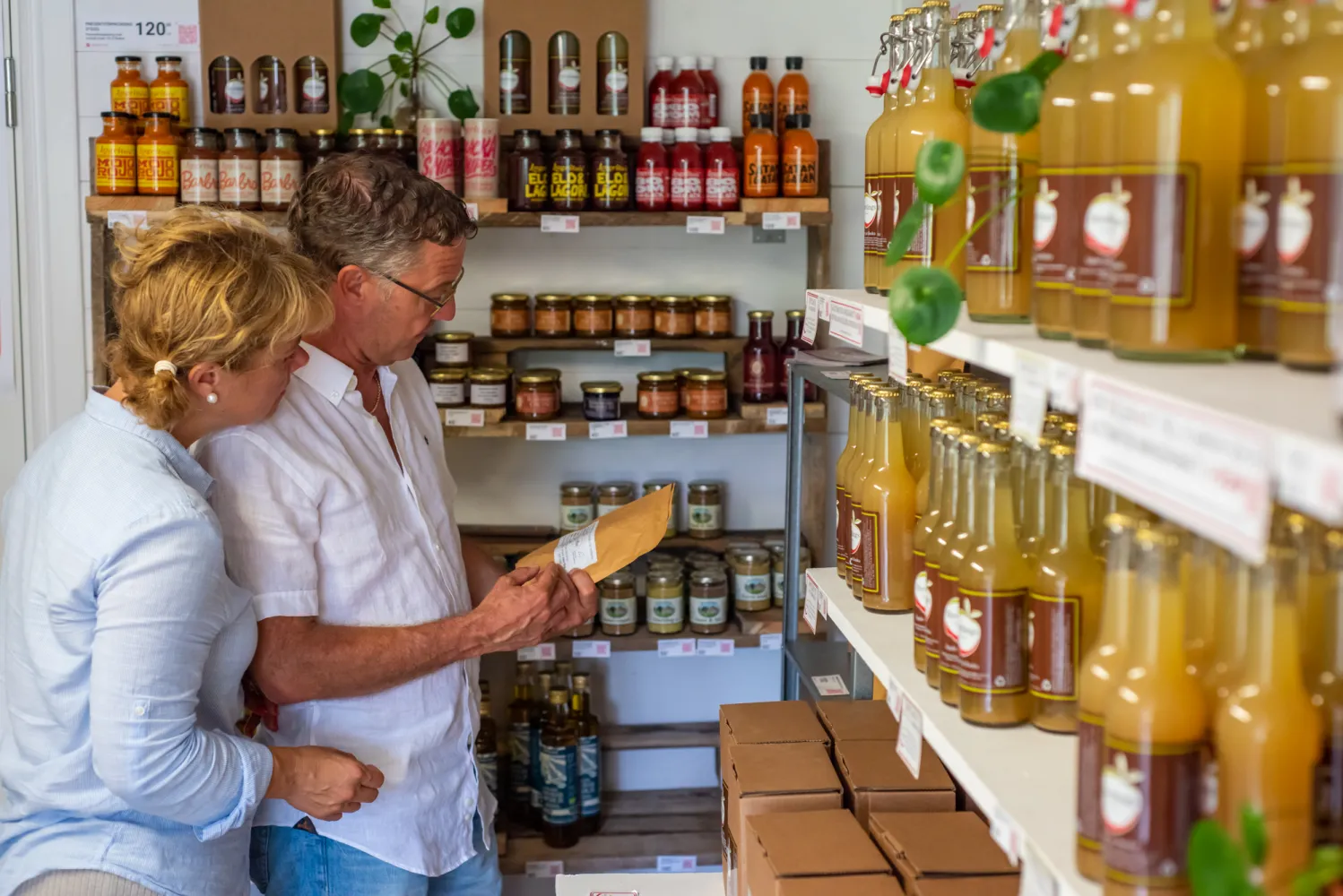 Två personer i gårdsbutik