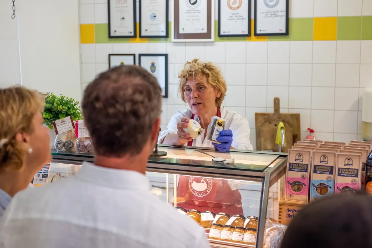 Försäljning av ostar i gårdsbutik