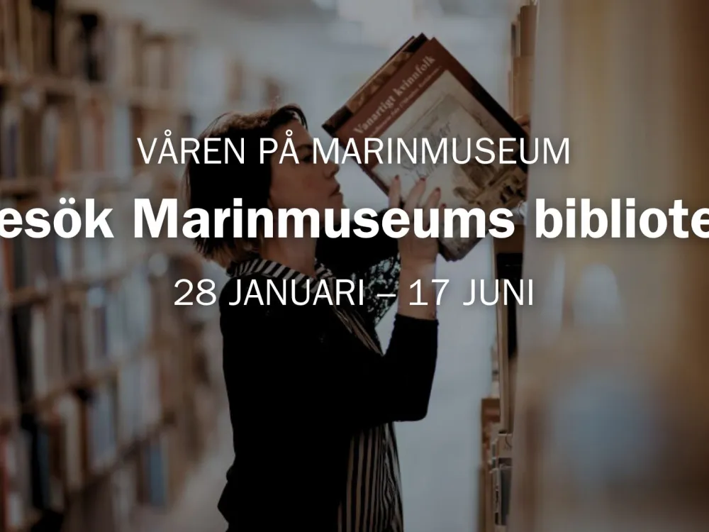 En kvinna i ett bibliotek som sätter in en bok i en hylla