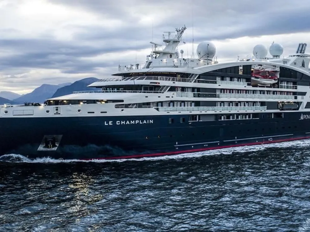 marinblått kryssningsfartyg på havet