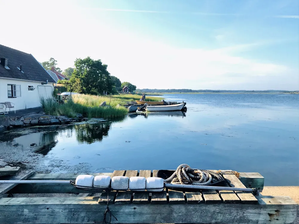 Bland ålfiskare, strandridare och alldeles vanligt folk