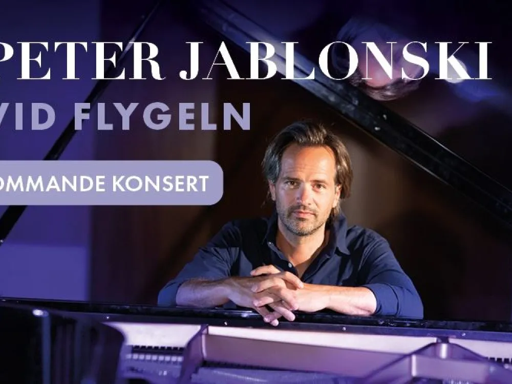 Concert - Peter Jablonski by the grand piano