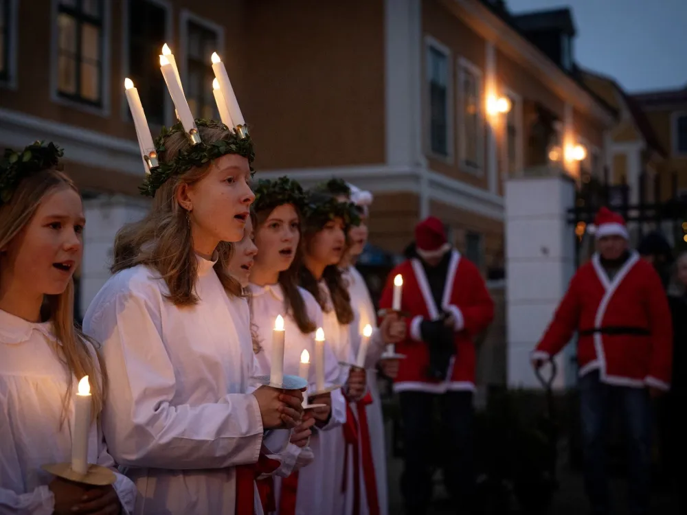 Luciatåg med fackelbärare - Musikugglans kör