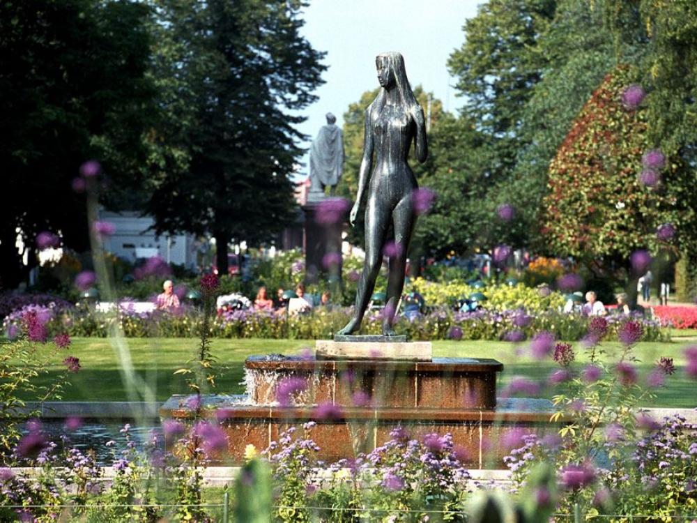 Blekingeflickan staty med Hoglandspark i bakgrunden 