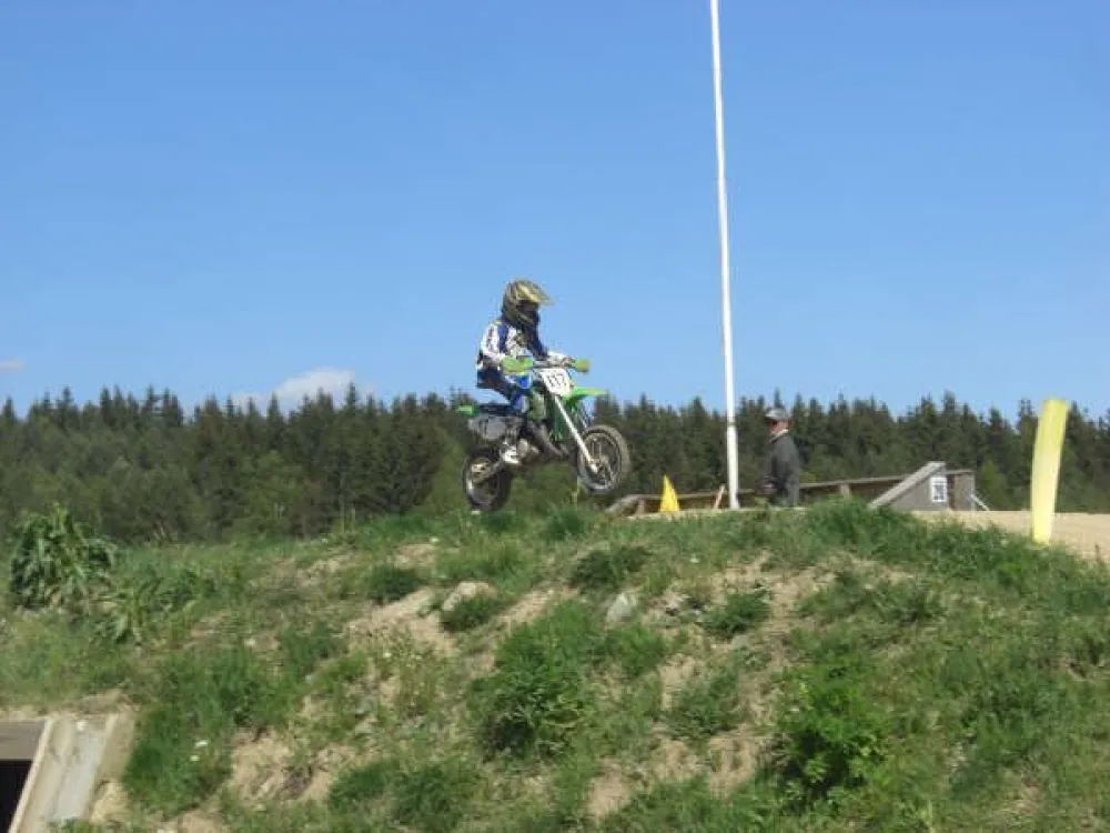 En person som kör en motorcross