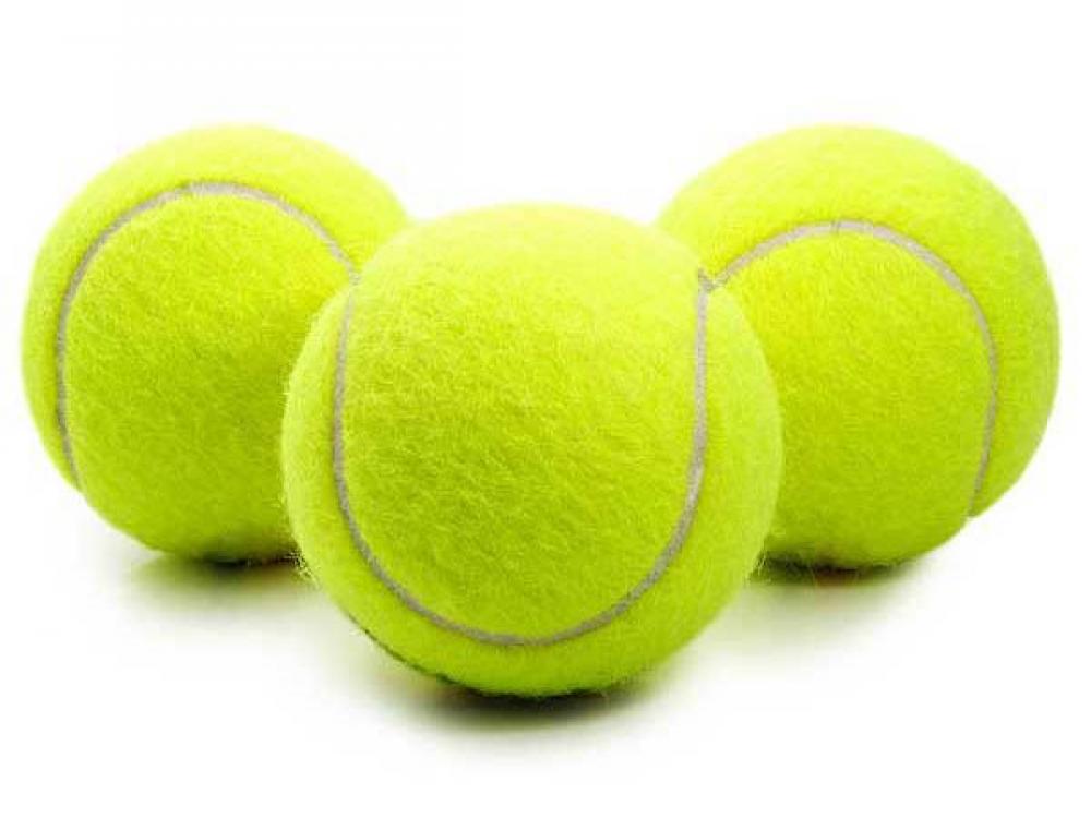 Tre gröna tennisbollar