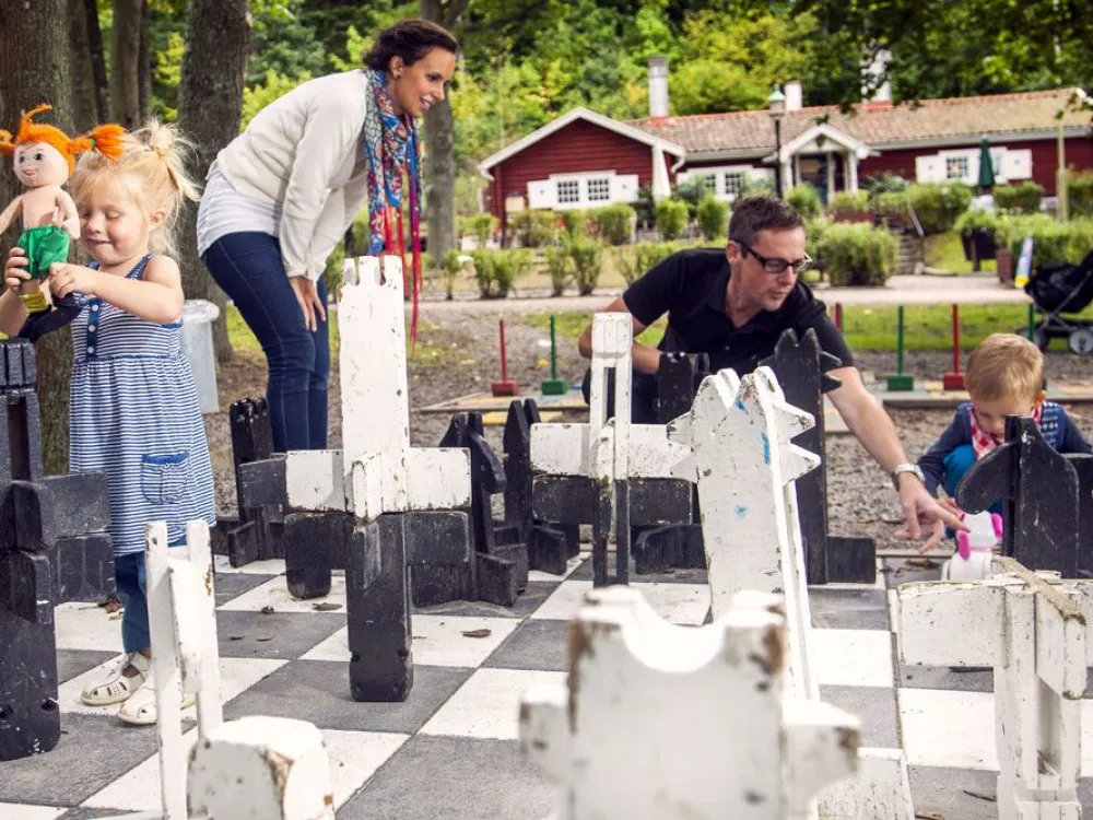 En småbarnsfamilj som spelar schack