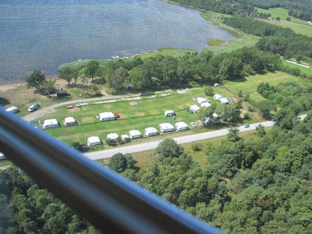 översikts bild på Gissleviks camping med mycket natur i omgivningen