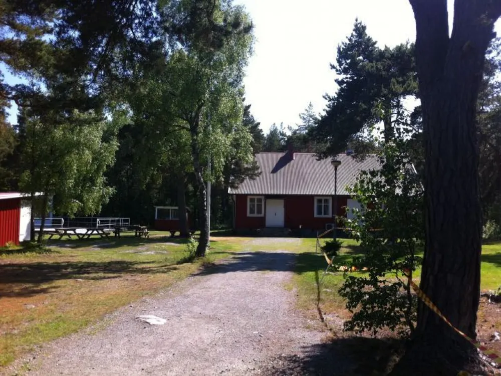 Ställplats Aspö Folketshus.jpg