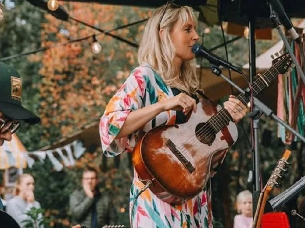 Performance by Frida Andersson and Roland Junell 