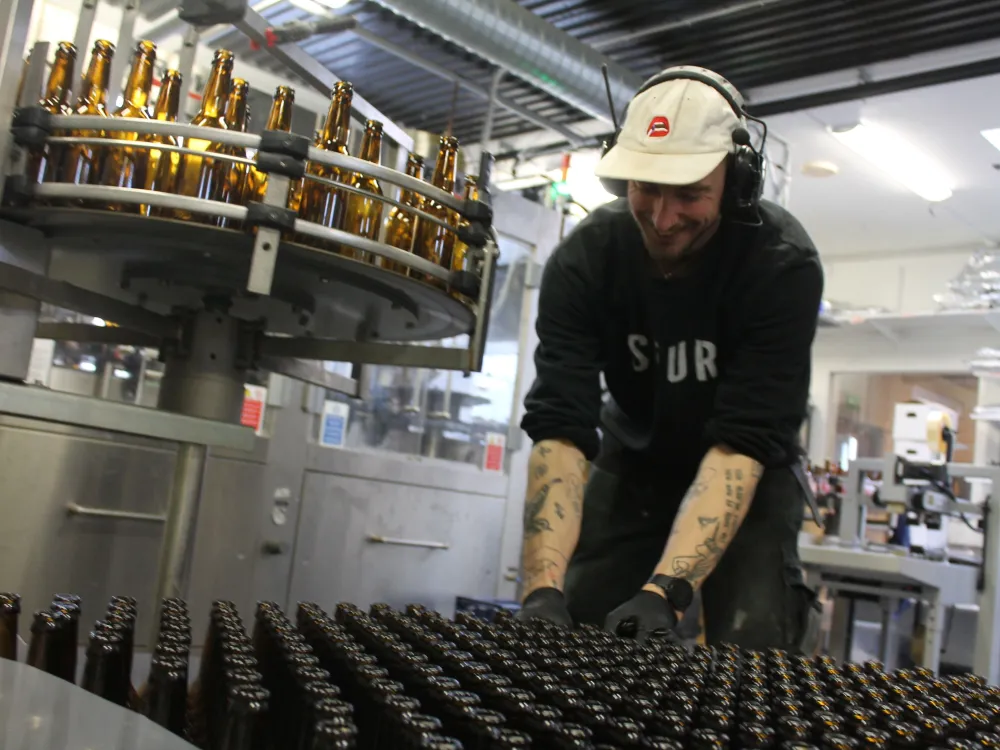 Gårdsförsäljningsevent med guidad rundtur i bryggeri och destilleri på Bryggerifabriken