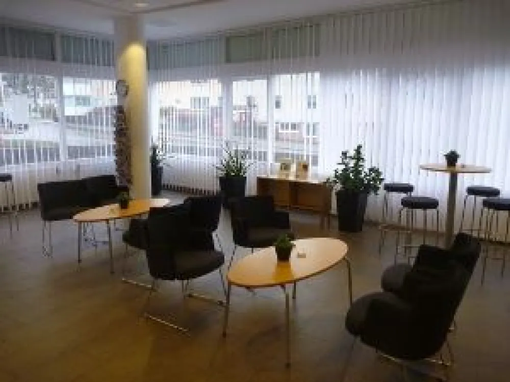 Konferensrum med några bord och stolar