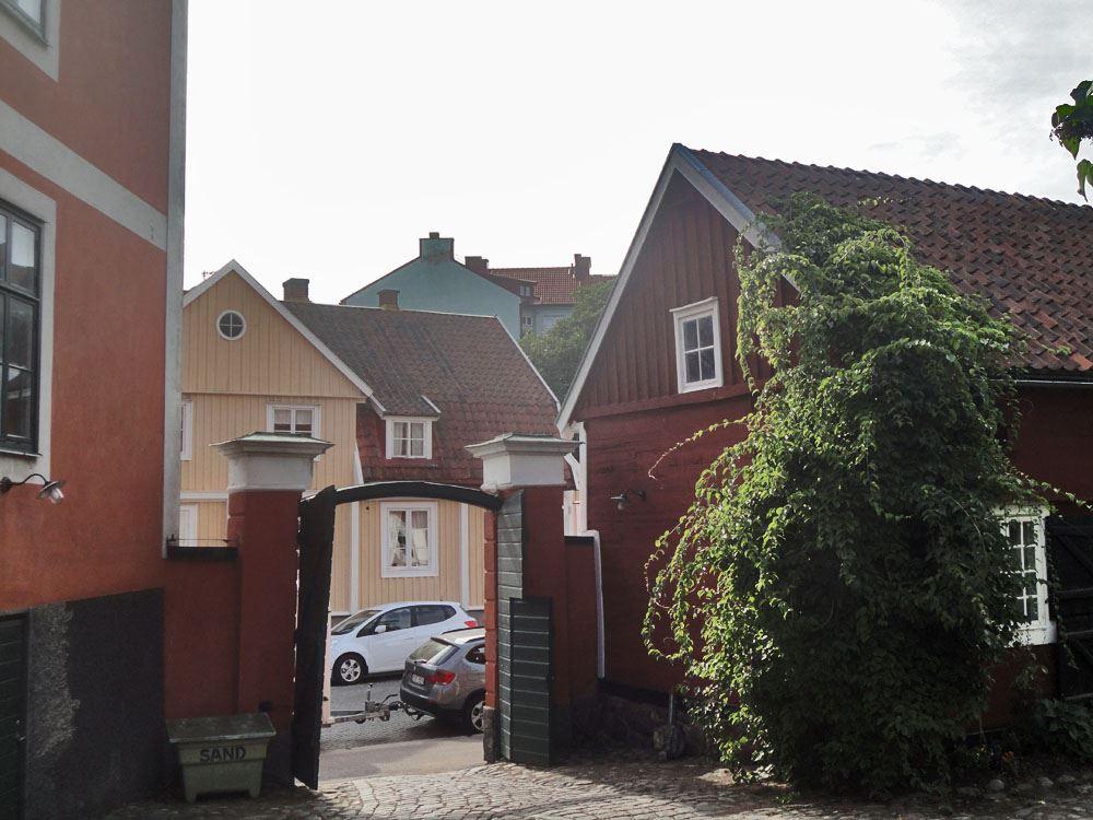 Ingång till Bergqvistska gården, en öppen port mellan två byggnader
