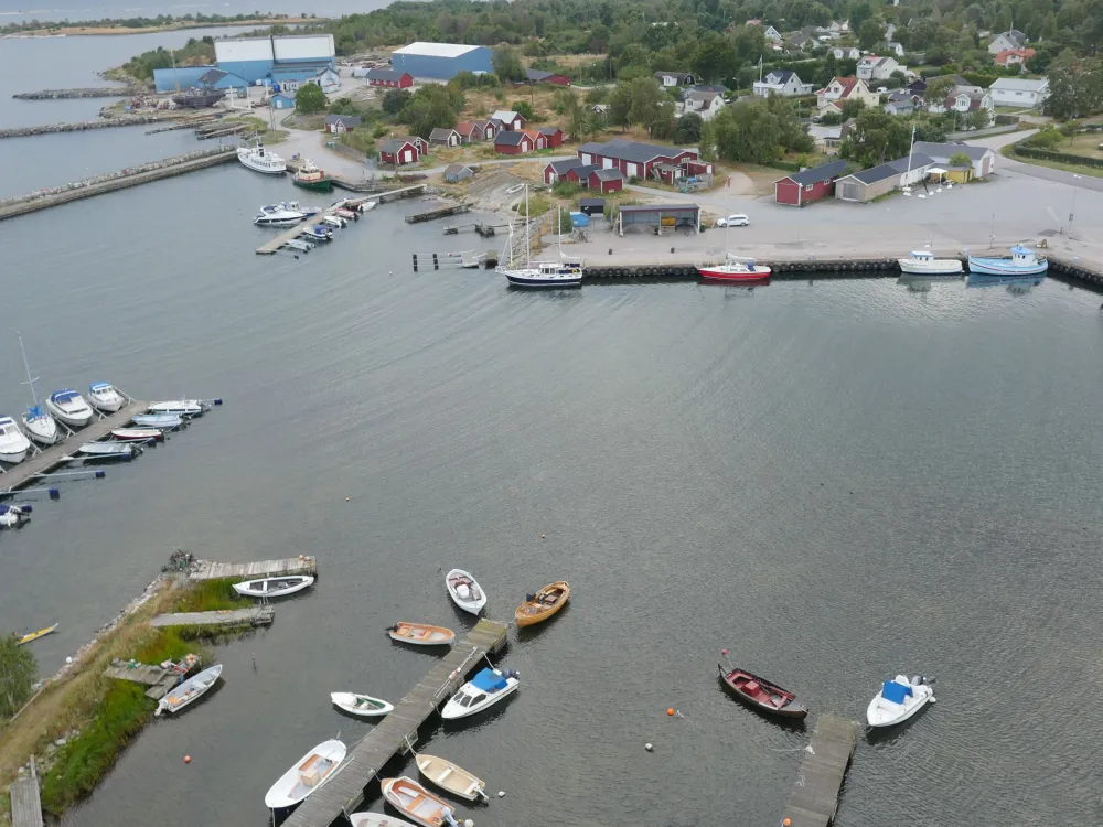 Flygfoto Garpahamnens gästhamn Hasslö